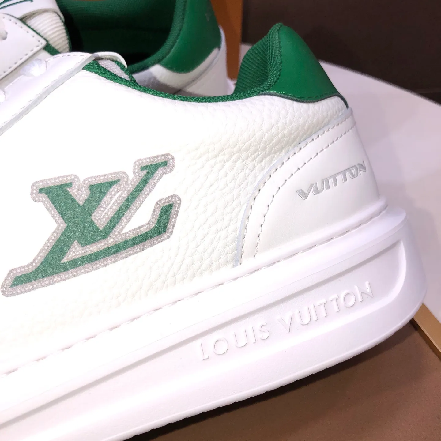 Factory batch 640💰original development, quality shipment, welcome to compare - LV sneaker series sports shoes introduce the loose silhouette of the ready-to-wear series into the spring and summer men's wear shows and make an eye-catching appearance. The cow leather upper is combined with rough fabric laces, and colorful beading highlights the brand's classic elements. LV letters mark the tongue and Monogram floral outsole. Mixed materials Made of top-grain cowhide, thick shoelace design, large Monogram print on the side, mesh lining and cotton feet, the comfort is as extreme as ever, premium heritage, quality first, worth owning! Size: Men’s 38-45 (45 is custom-made and cannot be returned or exchanged)